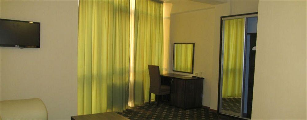 Golden Palace Hotel Алма Ата Екстериор снимка