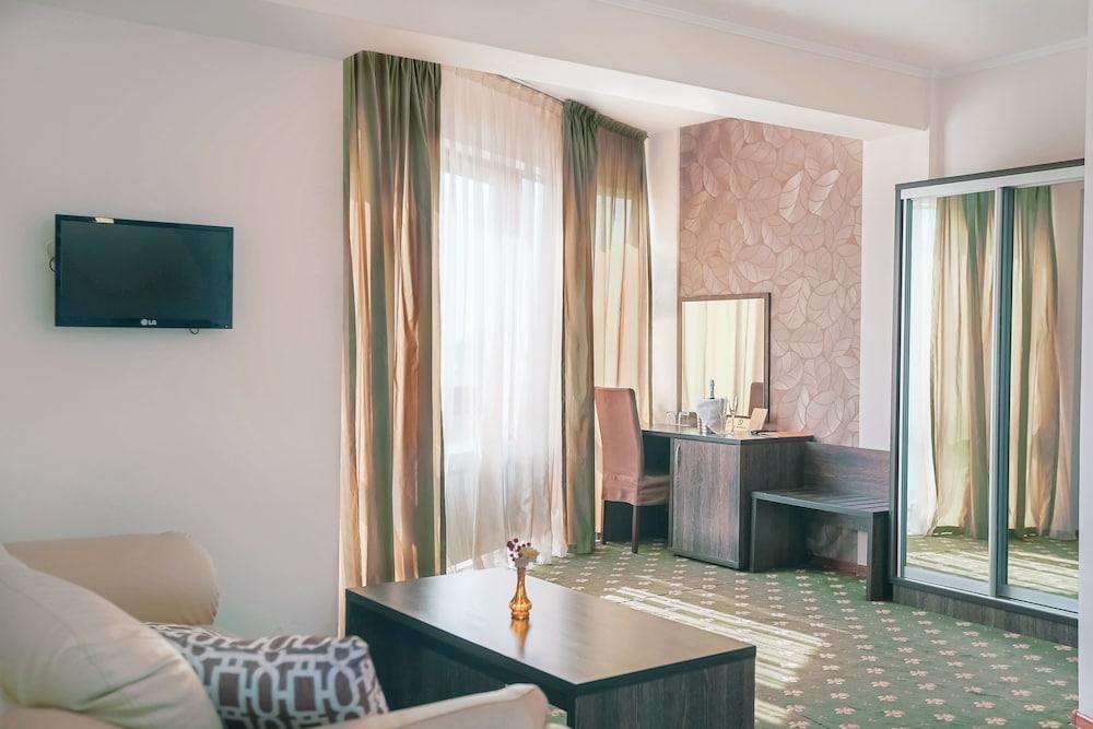 Golden Palace Hotel Алма Ата Екстериор снимка