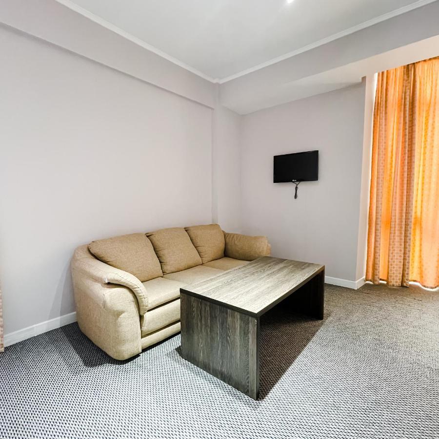 Golden Palace Hotel Алма Ата Екстериор снимка