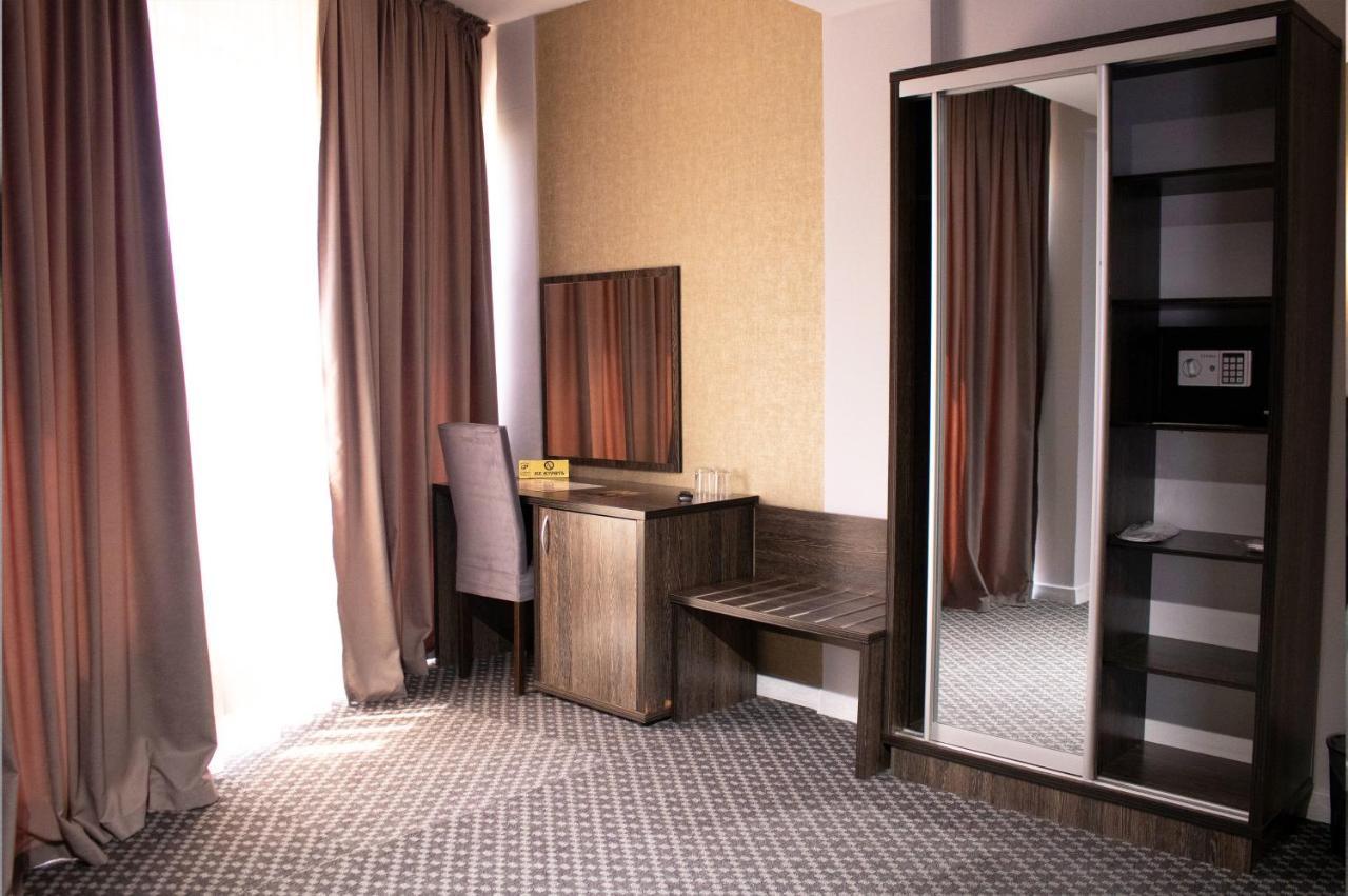 Golden Palace Hotel Алма Ата Екстериор снимка