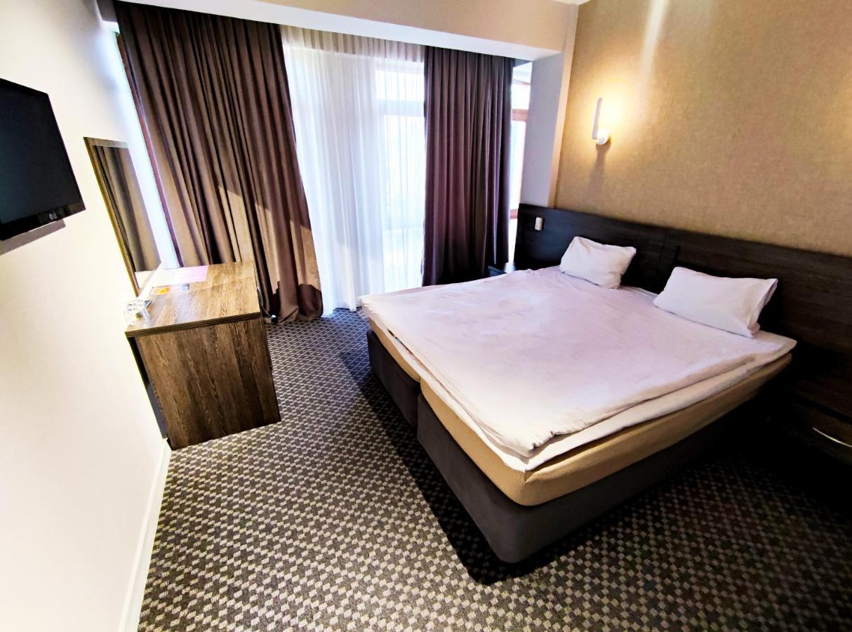 Golden Palace Hotel Алма Ата Екстериор снимка