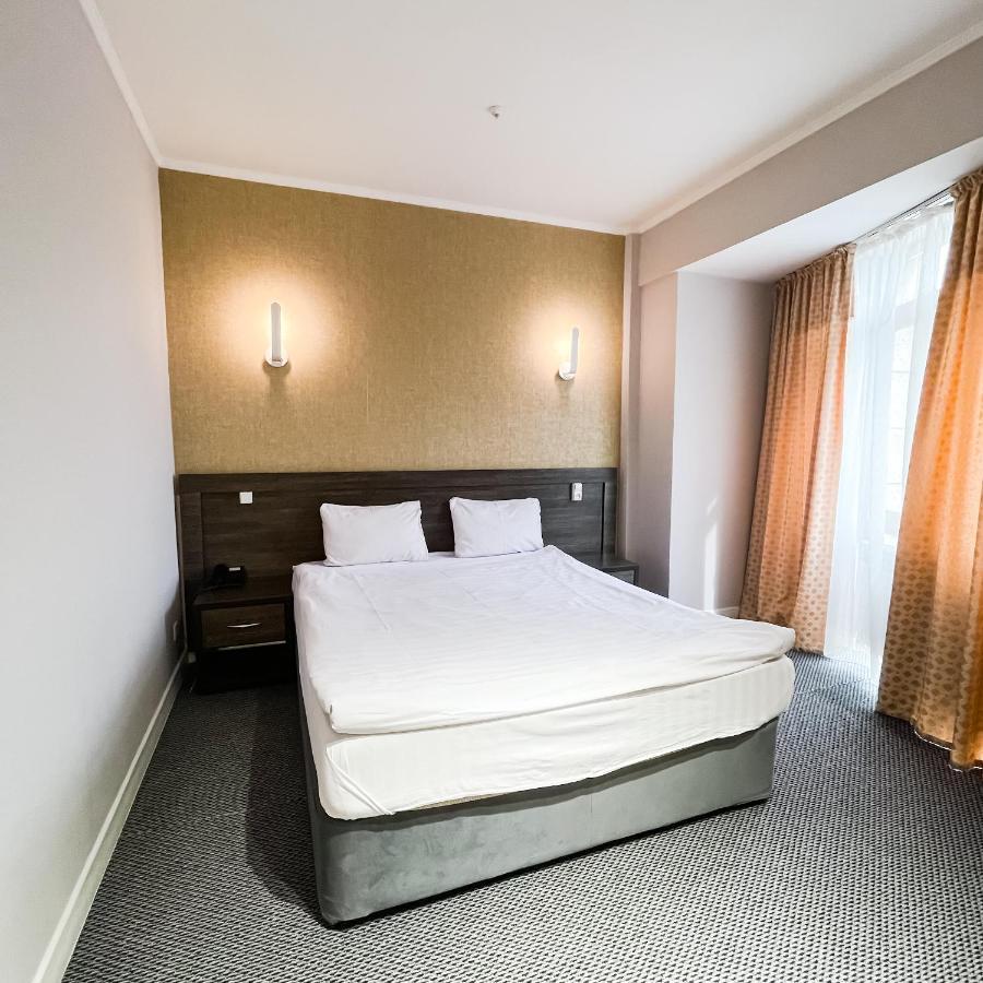 Golden Palace Hotel Алма Ата Екстериор снимка
