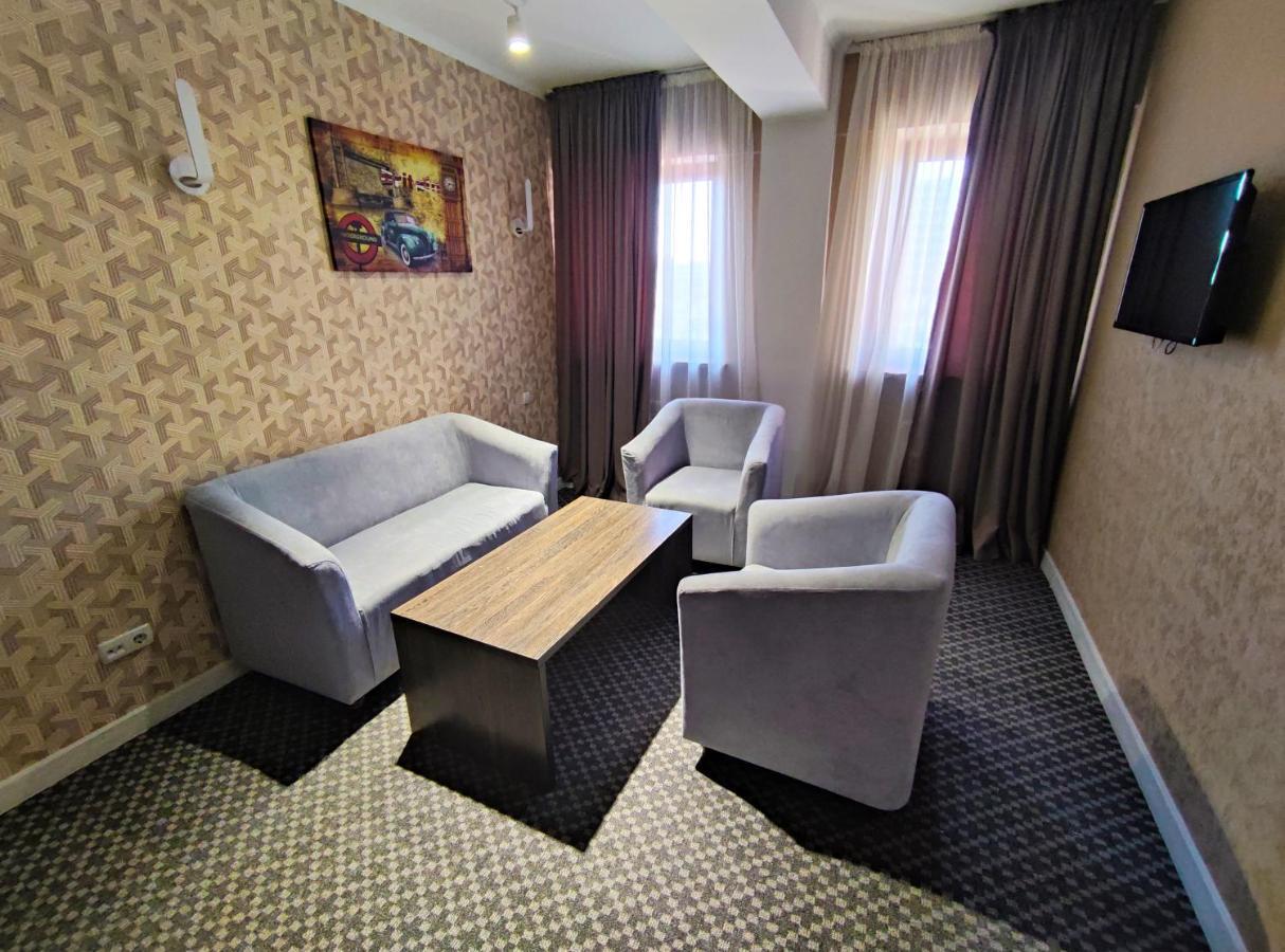 Golden Palace Hotel Алма Ата Екстериор снимка