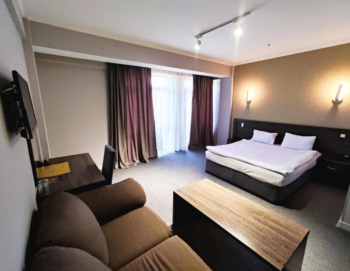 Golden Palace Hotel Алма Ата Екстериор снимка