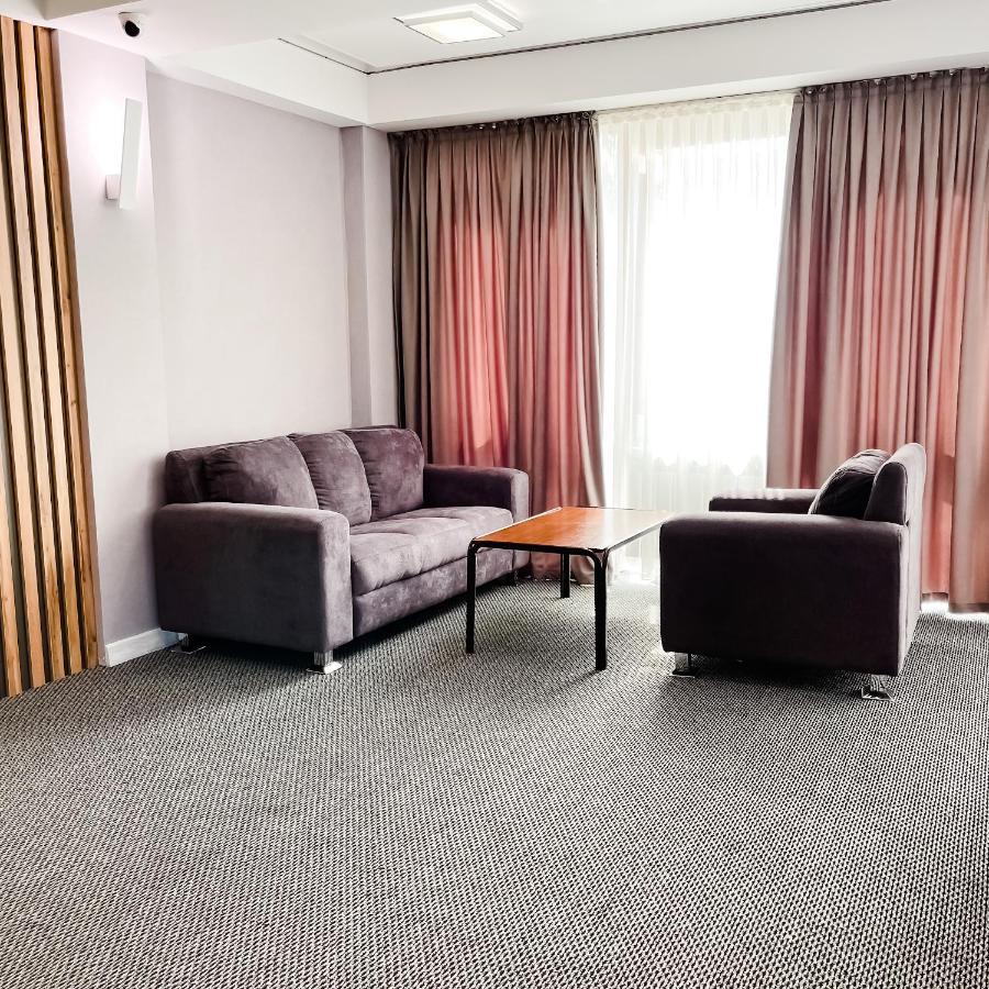 Golden Palace Hotel Алма Ата Екстериор снимка