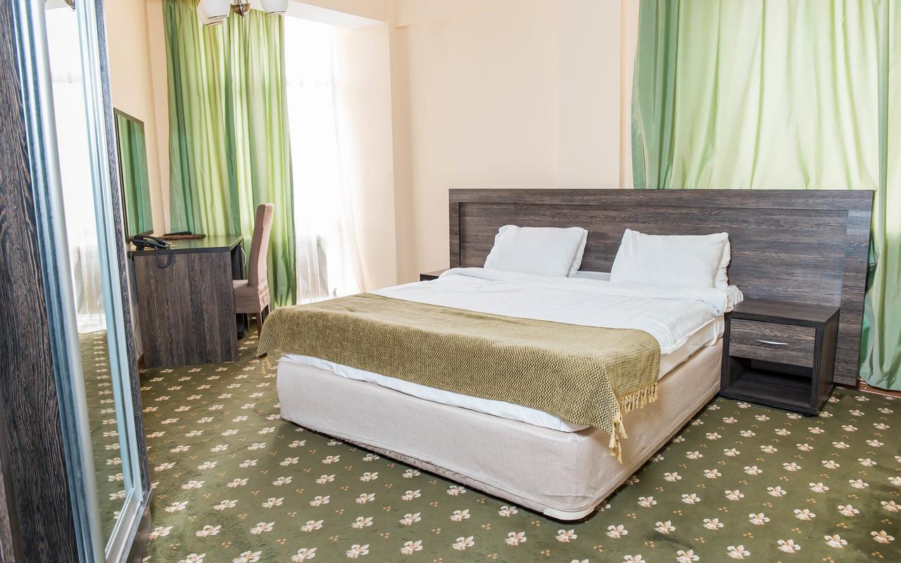 Golden Palace Hotel Алма Ата Екстериор снимка