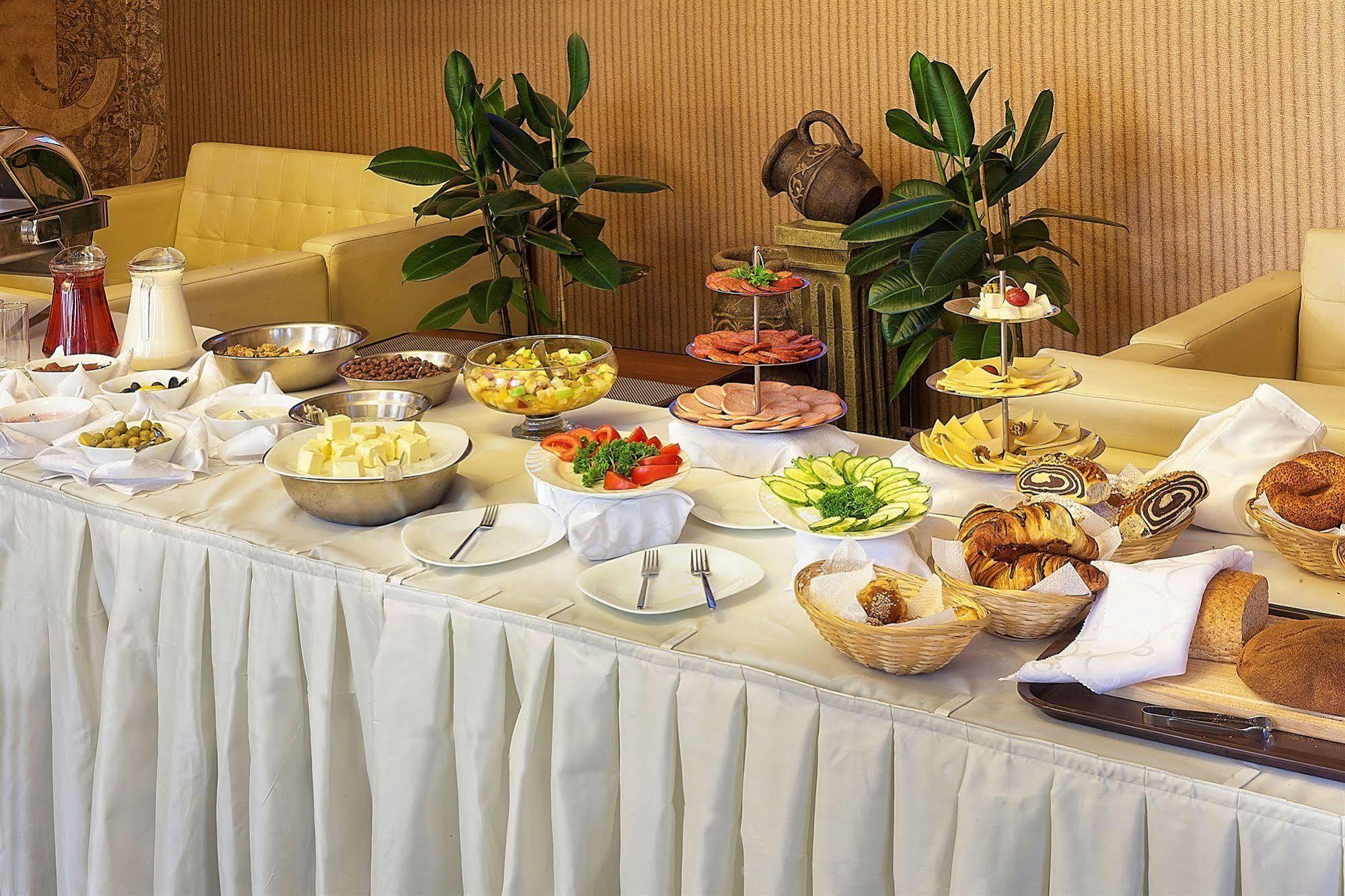 Golden Palace Hotel Алма Ата Екстериор снимка