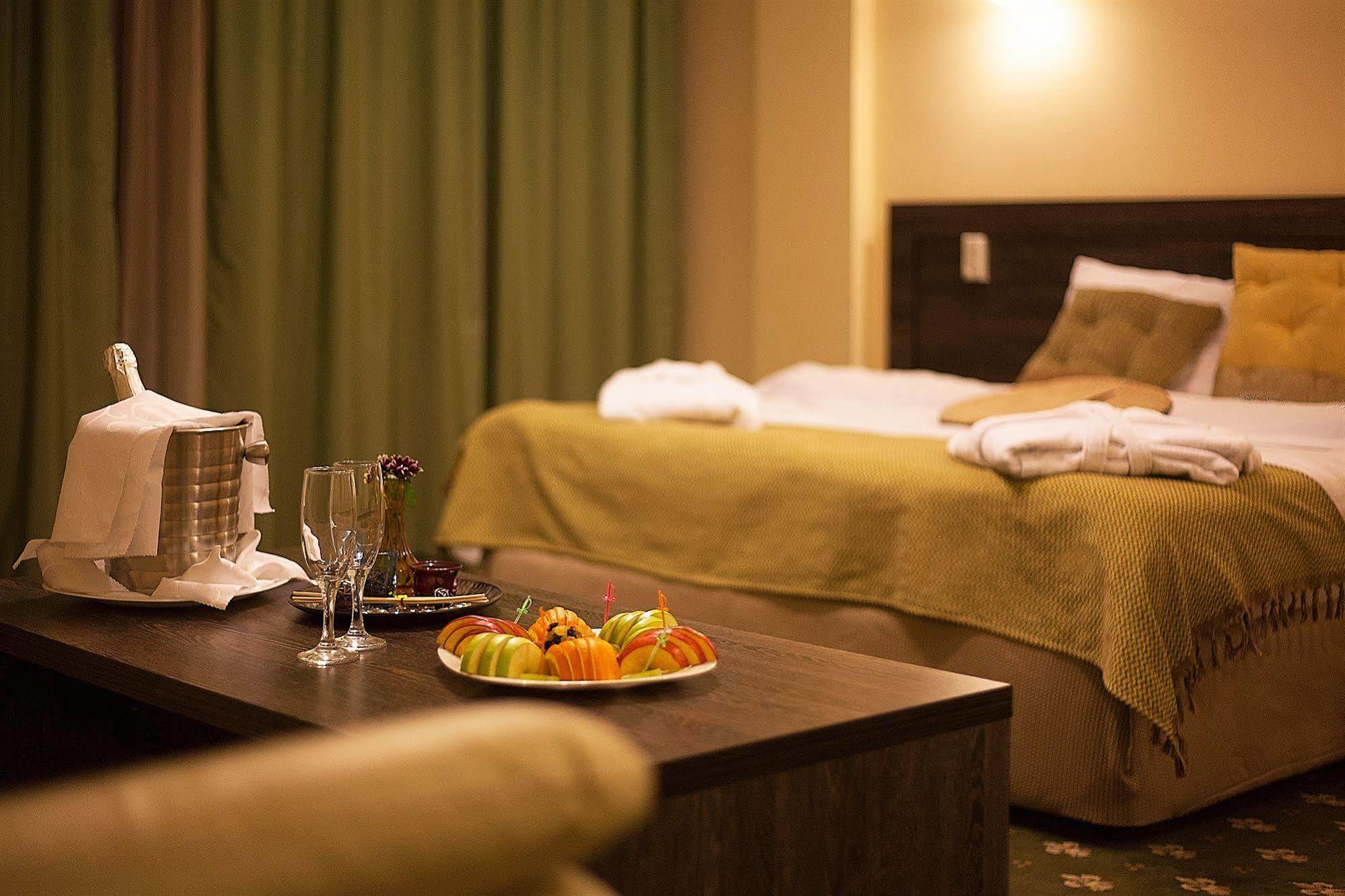Golden Palace Hotel Алма Ата Екстериор снимка