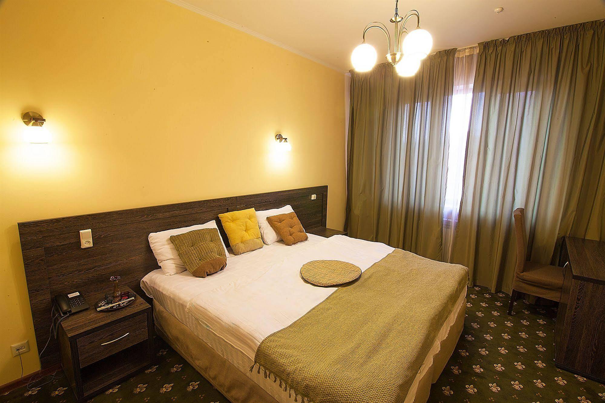 Golden Palace Hotel Алма Ата Екстериор снимка
