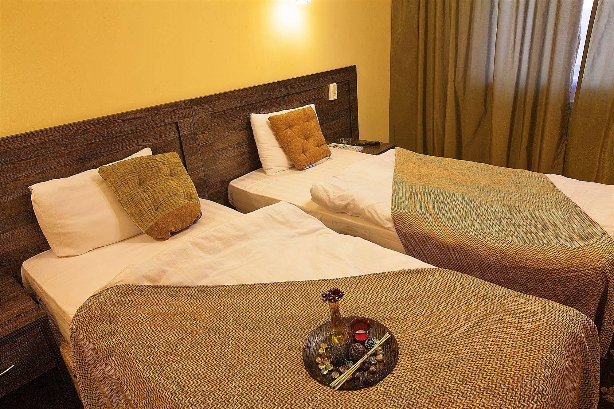 Golden Palace Hotel Алма Ата Екстериор снимка