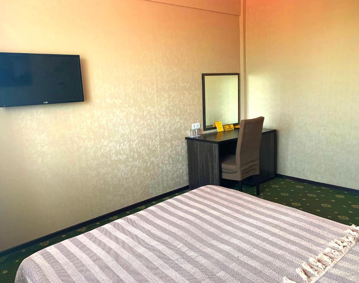 Golden Palace Hotel Алма Ата Екстериор снимка